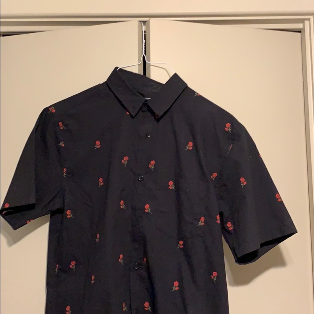 Black forever 21 men’s button up shirt with roses